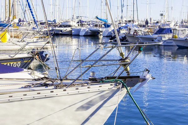 Antibes, Francja, na 11 stycznia 2016 r. Widok z nasypu na jachty zacumowane na wybrzeżu. Antibes - jedno z miast Riwiery Francuskiej — Zdjęcie stockowe