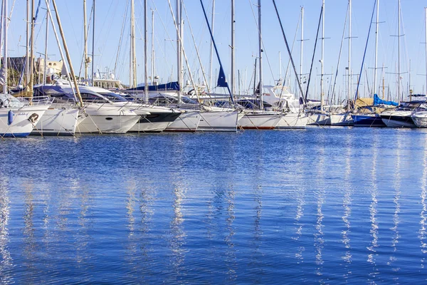 Antibes, Francie, na 11 ledna 2016. Pohled z nábřeží na jachty kotvící u pobřeží. Antibes - jedno z měst na francouzské Riviéře — Stock fotografie