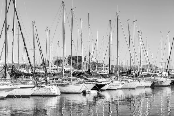 ANTIBES, FRANCE, 11 января 2016 года. Вид с насыпи на яхты, пришвартованные на побережье. Антиб - один из городов Французской Ривьеры — стоковое фото