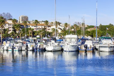 Antibes, Fransa, üzerinde 11 Ocak 2016. Setin Yatlar üzerinde görünümü bir sahilde palamarla. Antibes - Fransız Rivierası'nın şehirlerinden biri