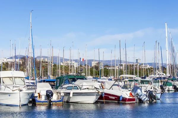 Antibes, Francie, na 11 ledna 2016. Pohled z nábřeží na jachty kotvící u pobřeží. Antibes - jedno z měst na francouzské Riviéře — Stock fotografie