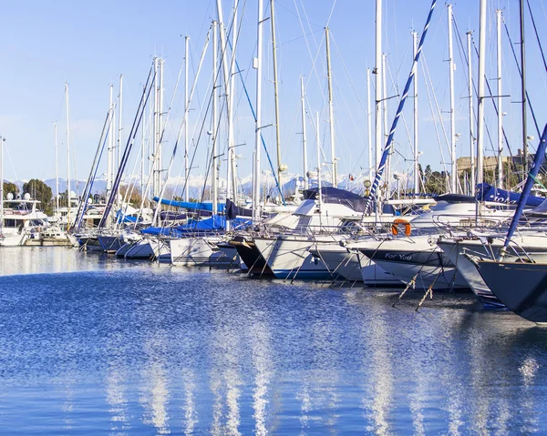 Antibes, Frankrijk, op 11 januari 2016. Een uitzicht vanaf de dijk op de jachten zijn afgemeerd aan de kust. Antibes - één van de steden van Franse riviera — Stockfoto