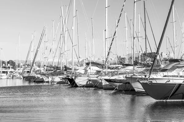 ANTIBES, FRANCIA, 11 de enero de 2016. Una vista desde el terraplén en los yates amarrados en la costa. Antibes - una de las ciudades de la riviera francesa — Foto de Stock