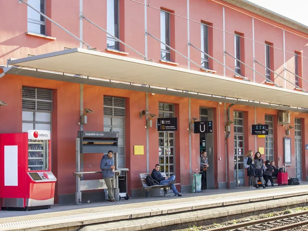 Antibes, Francie, na 11 ledna 2016. Železniční stanice. Antibes - jedno z měst na francouzské Riviéře — Stock fotografie