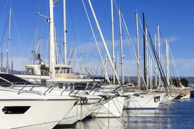 Antibes, Fransa, üzerinde 11 Ocak 2016. Setin Yatlar üzerinde görünümü bir sahilde palamarla. Antibes - Fransız Rivierası'nın şehirlerinden biri