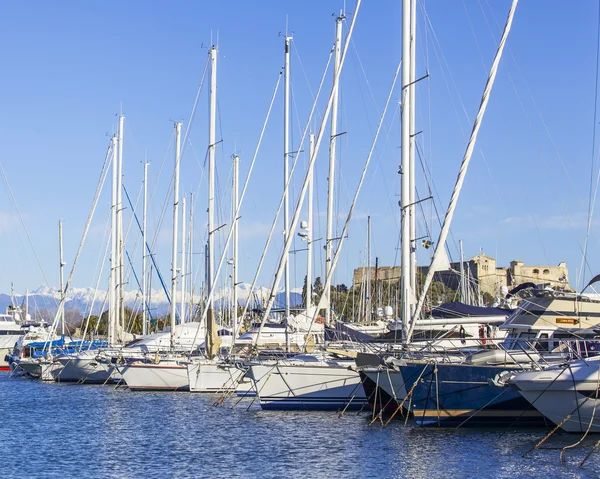 Antibes, Frankrike, på 11 januari 2016. En vy från vallen på båtar förtöjda vid kusten. Antibes - en av städerna på franska Rivieran — Stockfoto