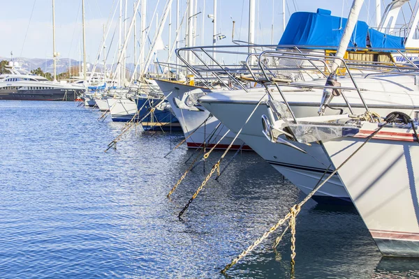 Antibes, Francja, na 11 stycznia 2016 r. Widok z nasypu na jachty zacumowane na wybrzeżu. Antibes - jedno z miast Riwiery Francuskiej — Zdjęcie stockowe