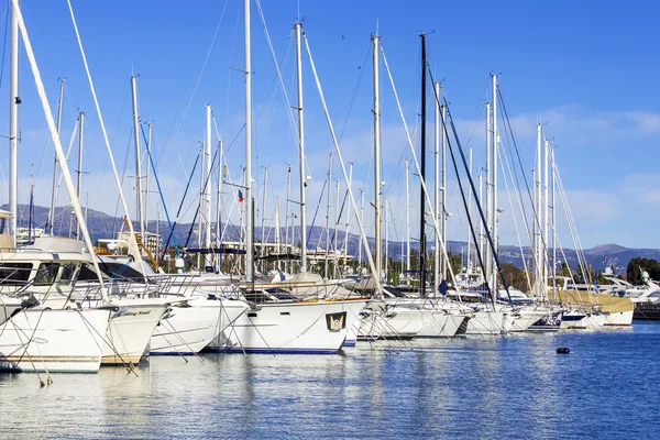 Antibes, Francie, na 11 ledna 2016. Pohled z nábřeží na jachty kotvící u pobřeží. Antibes - jedno z měst na francouzské Riviéře — Stock fotografie