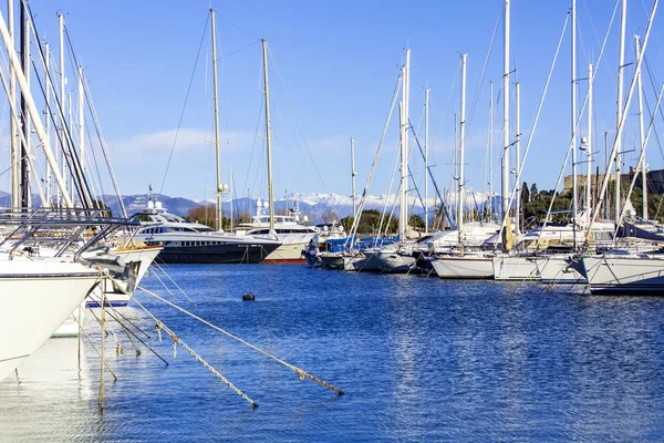 Antibes, Frankrike, på 11 januari 2016. En vy från vallen på båtar förtöjda vid kusten. Antibes - en av städerna på franska Rivieran — Stockfoto