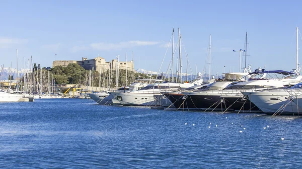 ANTIBES, FRANCE, le 11 JANVIER 2016. Une vue depuis le remblai sur les yachts amarrés à la côte. Antibes - une des villes de la Côte d'Azur — Photo