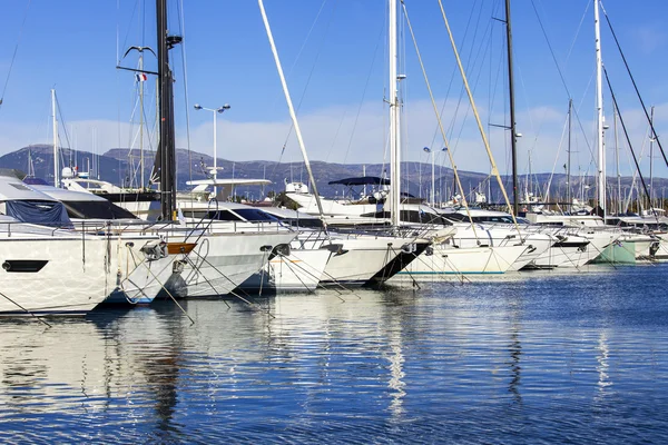 Antibes, Francie, na 11 ledna 2016. Pohled z nábřeží na jachty kotvící u pobřeží. Antibes - jedno z měst na francouzské Riviéře — Stock fotografie