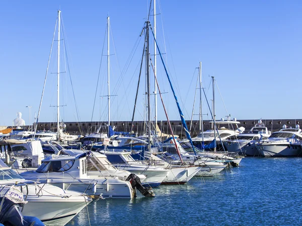 Antibes, Frankrike, på 11 januari 2016. En vy från vallen på båtar förtöjda vid kusten. Antibes - en av städerna på franska Rivieran — Stockfoto