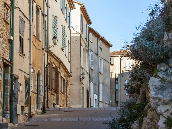 ANTIBES, FRANCIA, il 11 GENNAIO 2016. Tipica vista urbana nella giornata soleggiata invernale. Antibes - una delle città della riviera francese — Foto Stock