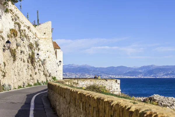 ANTIBES, FRANCE, on JANUARY 11, 2016. Urban view in the winter sunny day, embankment. Antibes - one of the cities of French riviera — Stock Photo, Image