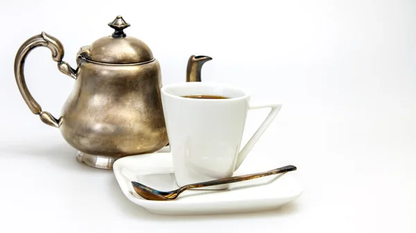 Чашка кофе эспрессо и винтажный металлический кофейник на заднем плане — стоковое фото