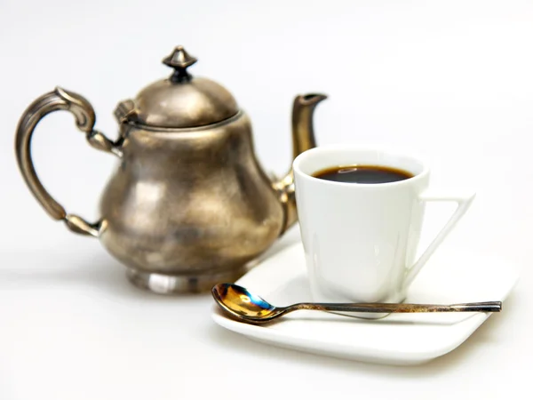 Чашка кофе эспрессо и винтажный металлический кофейник — стоковое фото