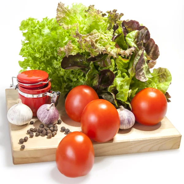 Légumes frais et feuilles de laitue pour la cuisson des salades — Photo