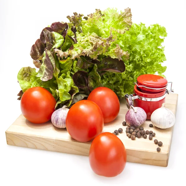 Légumes frais et feuilles de laitue pour la cuisson des salades — Photo