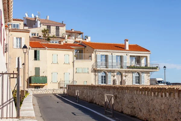 Antibes, Fransa, üzerinde 11 Ocak 2016. Kış güneşli gün tipik kent görünümünde. Antibes - Fransız Rivierası'nın şehirlerinden biri — Stok fotoğraf