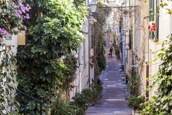 ANTIBES, FRANCE, on JANUARY 11, 2016. Typical urban view in the winter sunny day. Antibes - one of the cities of French riviera — Stock Photo, Image