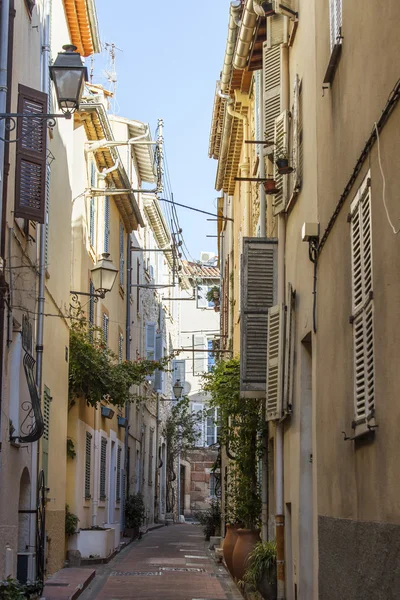 ANTIBES, FRANÇA, on JANEIRO 11, 2016. Vista urbana típica no dia ensolarado de inverno. Antibes - uma das cidades da riviera francesa — Fotografia de Stock