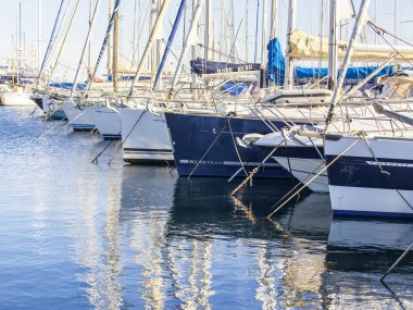 Antibes, Fransa, üzerinde 11 Ocak 2016. Setin Yatlar üzerinde görünümü bir sahilde palamarla. Antibes - Fransız rivier şehirlerinden biri olan