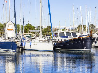Antibes, Fransa, üzerinde 11 Ocak 2016. Setin Yatlar üzerinde görünümü bir sahilde palamarla. Antibes - Fransız rivier şehirlerinden biri olan