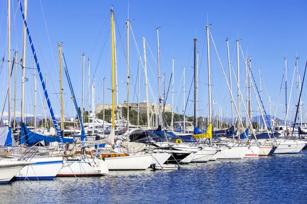 Antibes, Frankrijk, op 11 januari 2016. Een uitzicht vanaf de dijk op de jachten zijn afgemeerd aan de kust. Antibes - één van de steden van de Franse rivier — Stockfoto