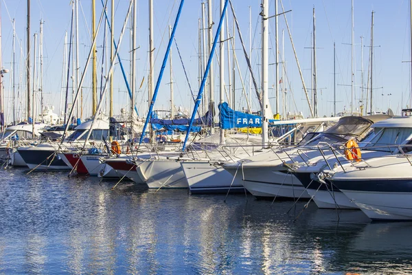 Antibes, Francja, na 11 stycznia 2016 r. Widok z nasypu na jachty zacumowane na wybrzeżu. Antibes - jedno z miast francuskich rivier — Zdjęcie stockowe