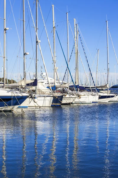 Antibes, Frankrijk, op 11 januari 2016. Een uitzicht vanaf de dijk op de jachten zijn afgemeerd aan de kust. Antibes - één van de steden van de Franse rivier — Stockfoto