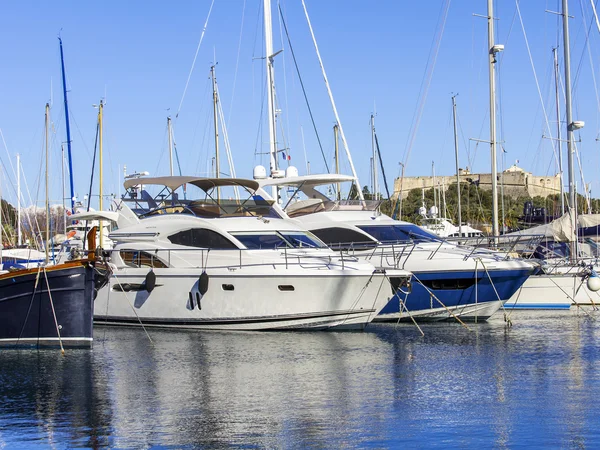 Antibes, Francie, na 11 ledna 2016. Pohled z nábřeží na jachty kotvící u pobřeží. Antibes - jedno z měst francouzské rivier — Stock fotografie