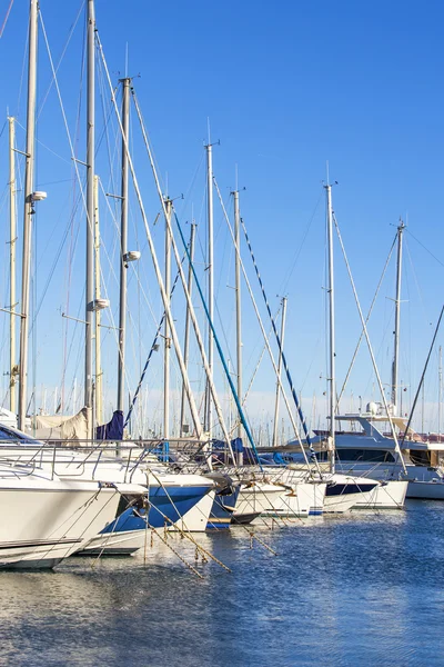 Antibes, Frankrike, på 11 januari 2016. En vy från vallen på båtar förtöjda vid kusten. Antibes - en av städerna av franska rivier — Stockfoto