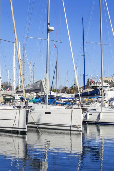 Antibes, Francja, na 11 stycznia 2016 r. Widok z nasypu na jachty zacumowane na wybrzeżu. Antibes - jedno z miast francuskich rivier — Zdjęcie stockowe