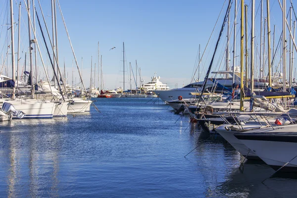 Antibes, Francie, na 11 ledna 2016. Pohled z nábřeží na jachty kotvící u pobřeží. Antibes - jedno z měst francouzské rivier — Stock fotografie