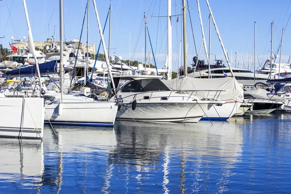 Antibes, Frankrike, på 11 januari 2016. En vy från vallen på båtar förtöjda vid kusten. Antibes - en av städerna av franska rivier — Stockfoto