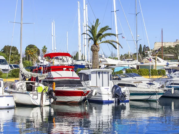 Antibes, Francja, na 11 stycznia 2016 r. Widok z nasypu na jachty zacumowane na wybrzeżu. Antibes - jedno z miast francuskich rivier — Zdjęcie stockowe