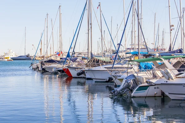 Antibes, Francie, na 11 ledna 2016. Pohled z nábřeží na jachty kotvící u pobřeží. Antibes - jedno z měst francouzské rivier — Stock fotografie