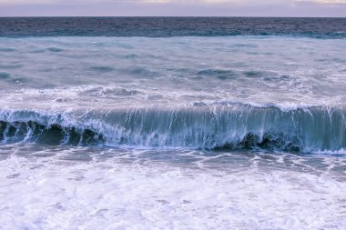 Deniz manzara. Sörf ve fırtına dalgaları satýr günbatımı güneş ışınları ile yaktı