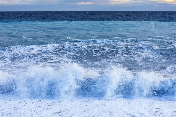 Θαλασσινό τοπίο. Τη γραμμή από μια κύματα surf και θύελλα ανάβει με τις ακτίνες του ήλιου ηλιοβασίλεμα — Φωτογραφία Αρχείου