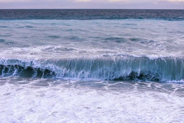 海の風景です。サーフィンと嵐の波のライン点灯日没の太陽の梁 — ストック写真