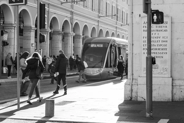 Nicea, Francja - na 11 stycznia 2016 r. Typowy widok. Przechodniów iść na alei Jean Medessen, główna ulica miasta — Zdjęcie stockowe