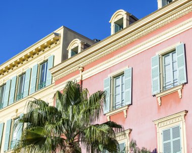 Nice, Fransa - 8 Ocak 2016 üzerinde. Tipik mimari detaylar, XIX yüzyılın şehir bina için karakteristik