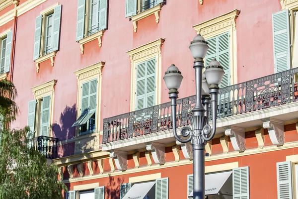 Nicea, Francja - 13 stycznia 2016 r. Detale architektoniczne. Starożytne latarni przed budynku — Zdjęcie stockowe
