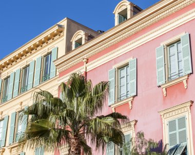 Nice, Fransa - 8 Ocak 2016 üzerinde. Tipik mimari detaylar, XIX yüzyılın şehir bina için karakteristik