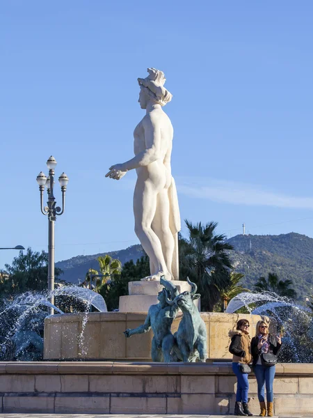NICE, FRANCIA - il 13 GENNAIO 2016. Un frammento della scultura che decora la fontana in piazza Victor Massen — Foto Stock