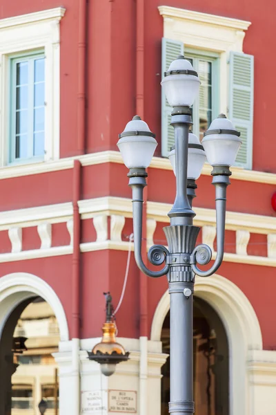 NICE, FRANCE - le 13 janvier 2016. Détails architecturaux. Ancien lampadaire contre le bâtiment — Photo