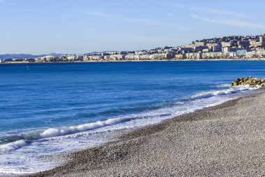 Nice, Fransa - 13 Ocak 2016 üzerinde. Şehir manzarası. Kış güneşli bir plaj görünümü