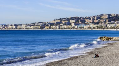 Nice, Fransa - 13 Ocak 2016 üzerinde. Şehir manzarası. Kış güneşli bir plaj görünümü