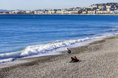 Nice, Fransa - 13 Ocak 2016 üzerinde. Şehir manzarası. Kış güneşli bir plaj görünümü