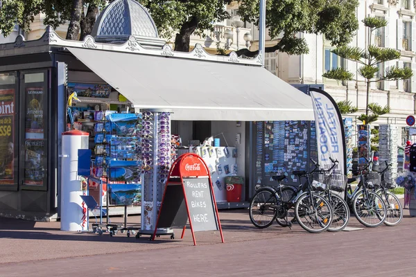 Nicea, Francja - na 8 stycznia 2016 r. Kiosk na ulicy miasta — Zdjęcie stockowe